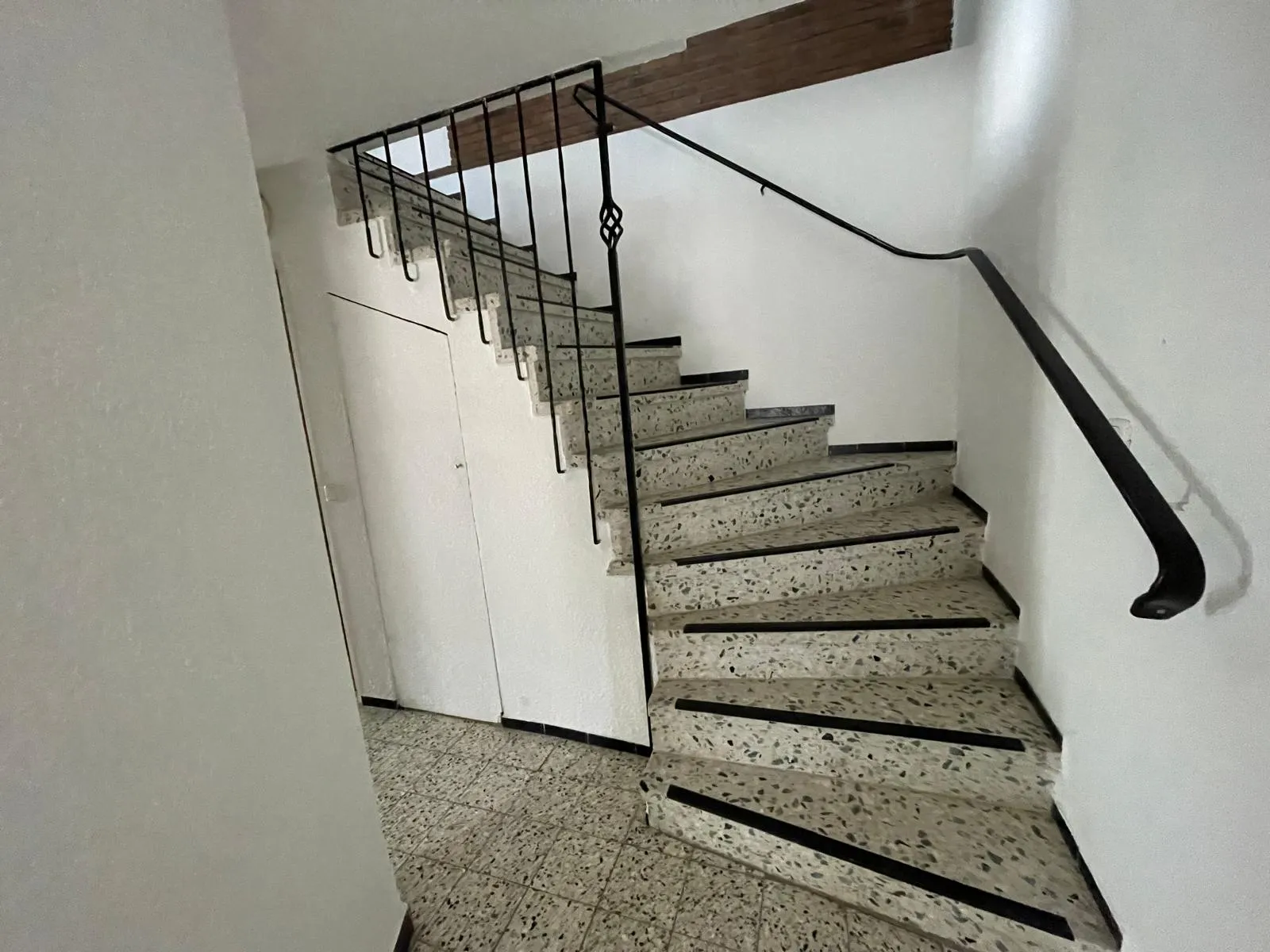 Raiffeisenstraße 49 · Wohnung 2 — Chodba a schodisko 1